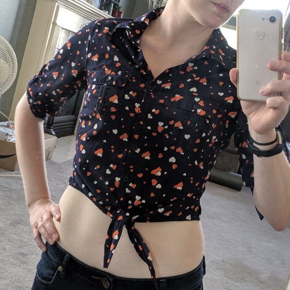 Heart 💓 print crop tie-waist blouse - Picture 2 of 8